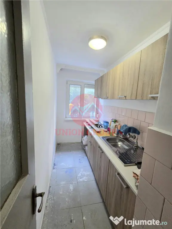 Apartament 3 Camere, Semidecomandat, Zona Piata Amzacea, Eta