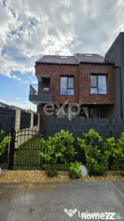 Tunari -3 dormitoare | 4 băi | 2 livinguri | terasă+piscin 