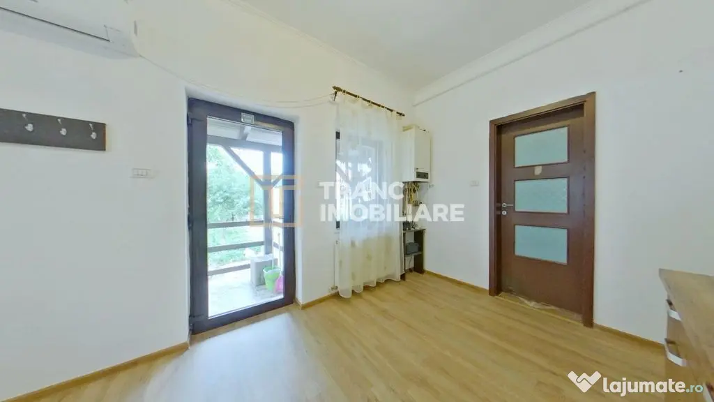 Casa de închiriat în Parneava / Curte spațioasă și c...