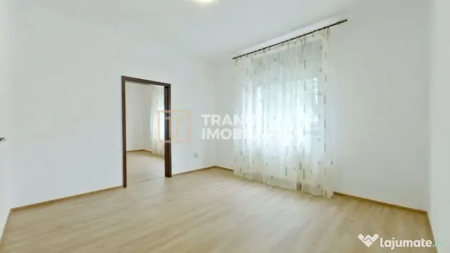 Casa de închiriat în Parneava / Curte spațioasă și c...