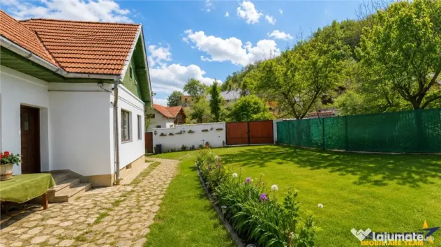 Casa sub aripa padurii, 1.750 teren roditor, Central, Sacele