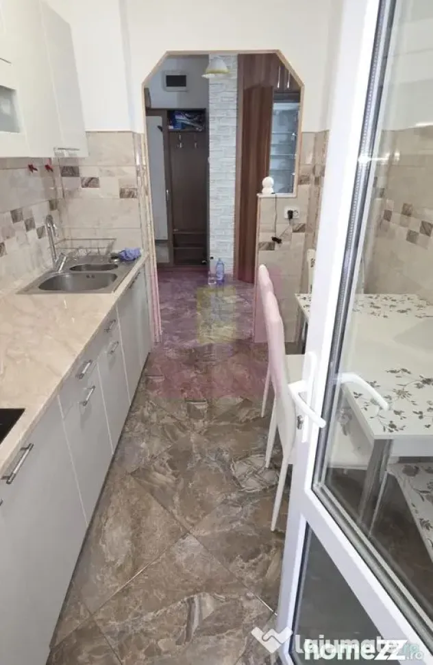 Apartamnet cu 3 camere de vanzare in Campina, Central