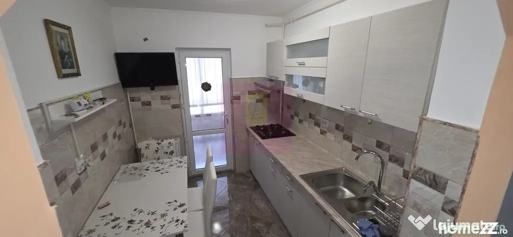 Apartamnet cu 3 camere de vanzare in Campina, Central