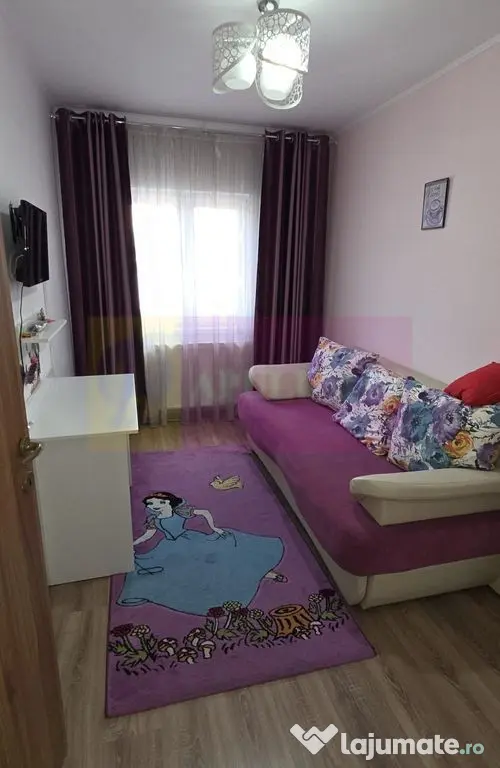 Apartamnet cu 3 camere de vanzare in Campina, Central