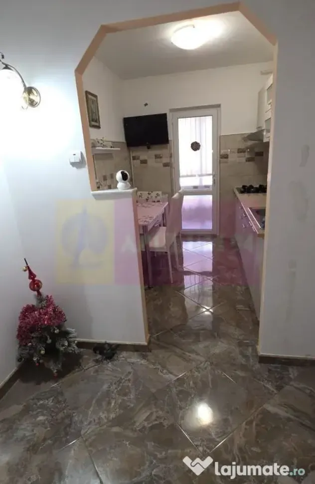 Apartamnet cu 3 camere de vanzare in Campina, Central