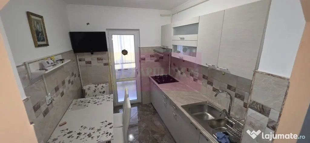Apartamnet cu 3 camere de vanzare in Campina, Central