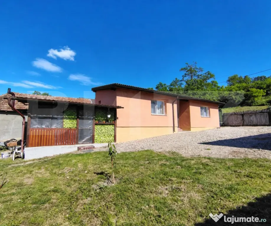 Casa individuala 70 mp, teren 926 mp, in Gădălin, Comuna J