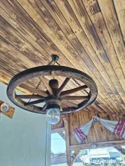 Candelabre si lustre decor rustic 