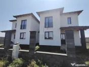 Duplex despartit prin camera tehnica - langa asfalt - compar 