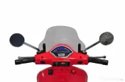 Scuter electric pentru copii Vespa culoare roșie.