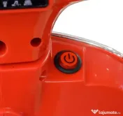 Scuter electric pentru copii Vespa culoare roșie.