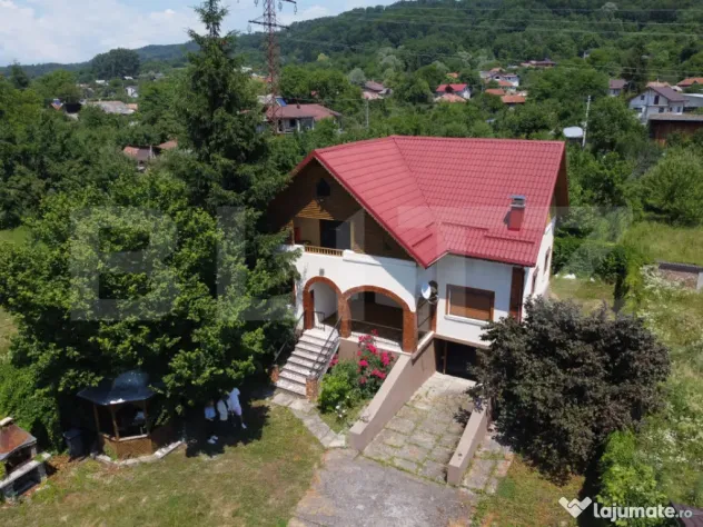 Casă cu 6 camere, 180 mp, zona Izvoarele