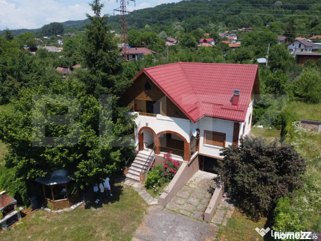 Casă cu 6 camere, 180 mp, zona Izvoarele