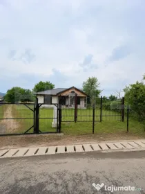 Casă la roșu, 110 mp, cu teren de 7 ari – Josenii Bârg?