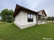 Casă la roșu, 110 mp, cu teren de 7 ari – Josenii Bârg? 
