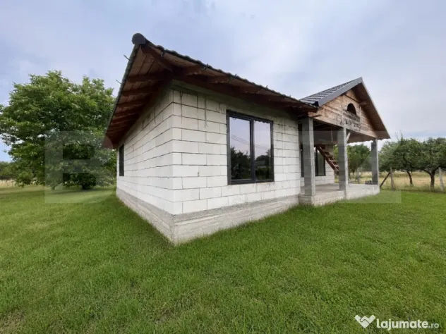 Casă la roșu, 110 mp, cu teren de 7 ari – Josenii Bârg?