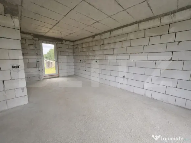 Casă la roșu, 110 mp, cu teren de 7 ari – Josenii Bârg?