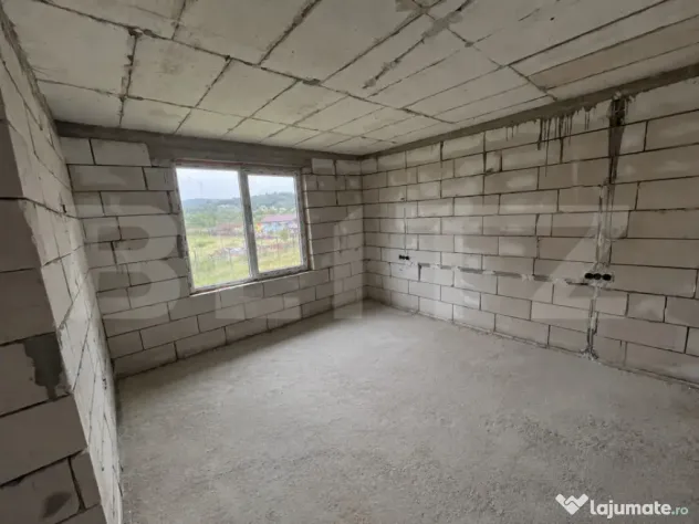 Casă la roșu, 110 mp, cu teren de 7 ari – Josenii Bârg?