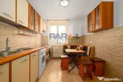 Apartament cu 3 camere cu două băi și balcon mare
