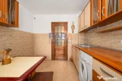 Apartament cu 3 camere cu două băi și balcon mare
