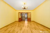 Apartament cu 3 camere cu două băi și balcon mare