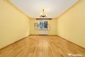 Apartament cu 3 camere cu două băi și balcon mare