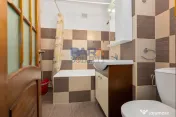 Apartament cu 3 camere cu două băi și balcon mare