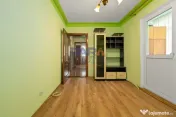 Apartament cu 3 camere cu două băi și balcon mare