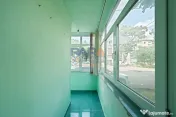 Apartament cu 3 camere cu două băi și balcon mare