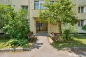 Apartament cu 3 camere cu două băi și balcon mare