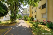 Apartament cu 3 camere cu două băi și balcon mare