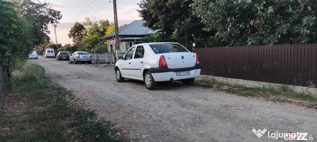 Dacia. Logan. Benzină.