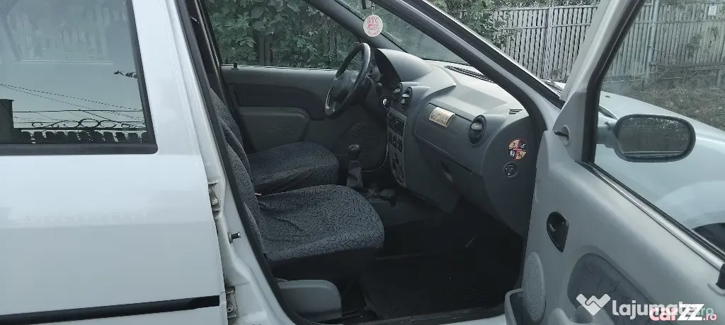Dacia. Logan. Benzină.