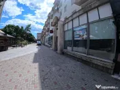Spatiu comercial central cu vitrina generoasa din sticla 