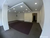 Spatiu comercial central cu vitrina generoasa din sticla 