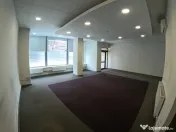 Spatiu comercial central cu vitrina generoasa din sticla 