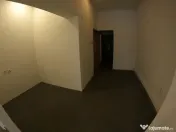 Spatiu comercial central cu vitrina generoasa din sticla 