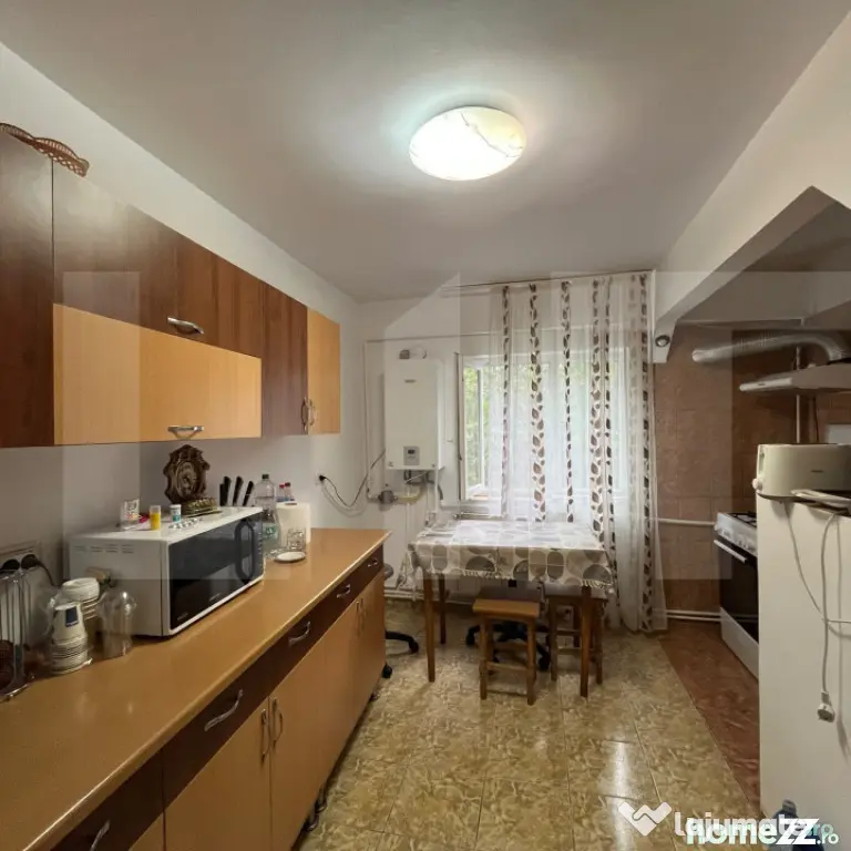 Apartament de 3 camere, zona Stejari