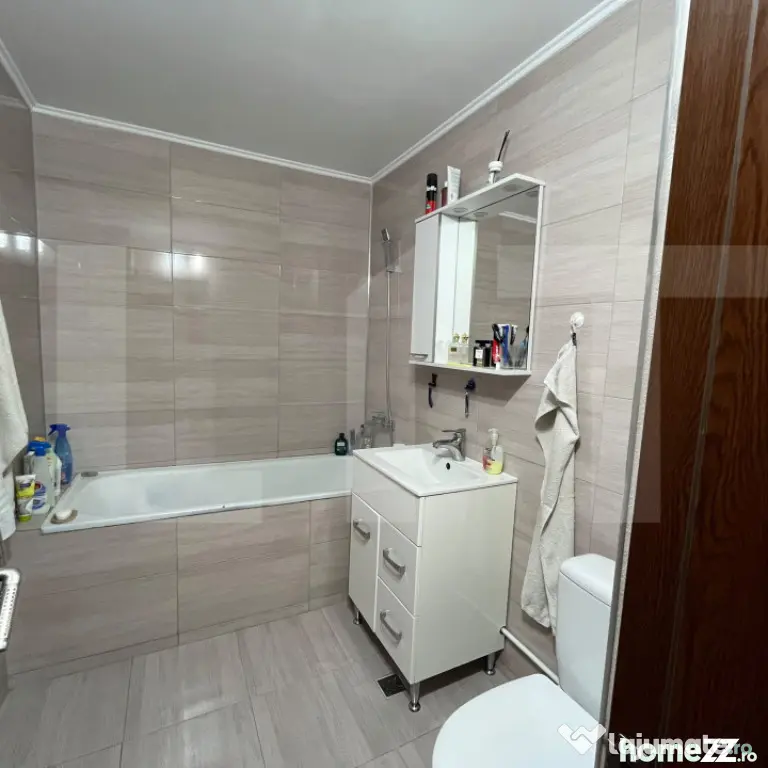 Apartament de 3 camere, zona Stejari