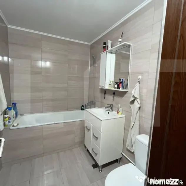 Apartament de 3 camere, zona Stejari