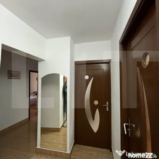 Apartament de 3 camere, zona Stejari