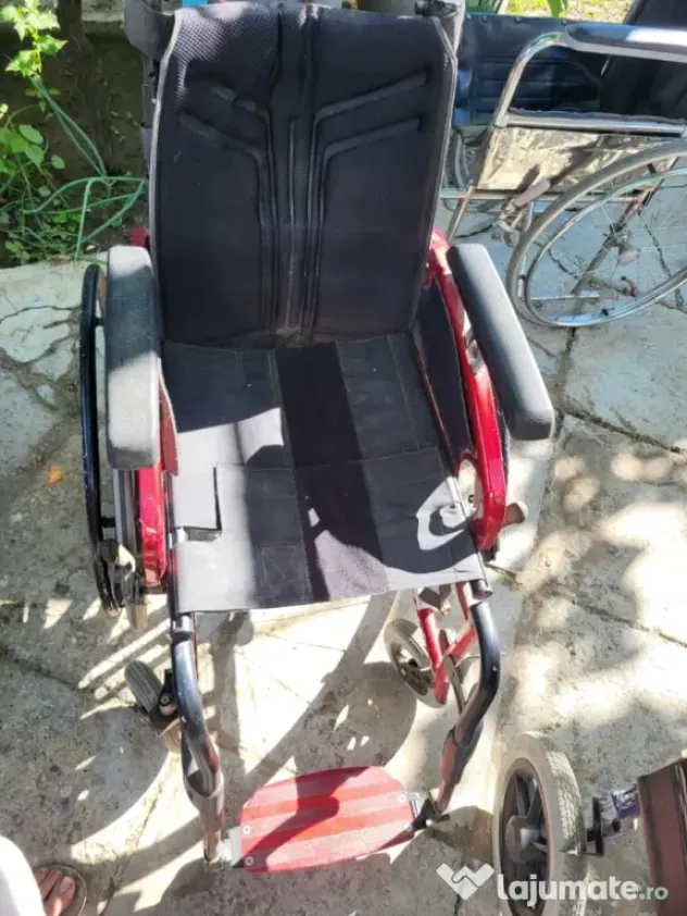 scaun cu rotile pentru persoane cu dizabilitari