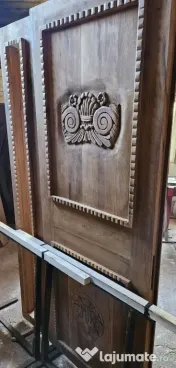 Ușă din lemn de stejar sculptată manual 