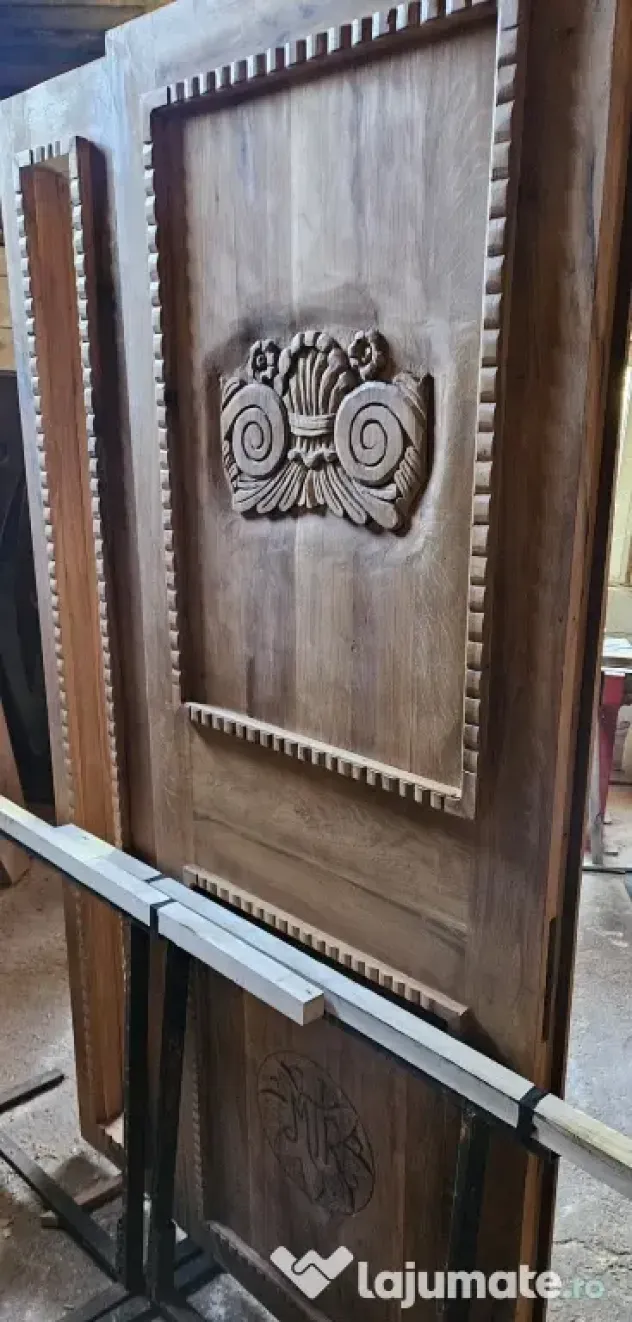 Ușă din lemn de stejar sculptată manual