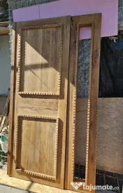 Ușă din lemn de stejar sculptată manual 