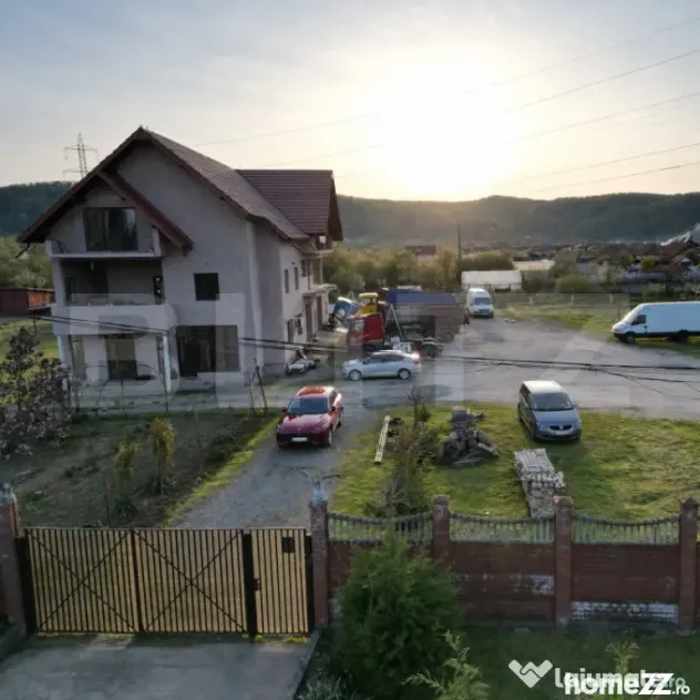 Casa de vanzare cu spatiu comercial, service auto si teren 3