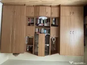 Mobilier de living din PAL melaminat cu decor stejar auriu.