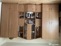 Mobilier de living din PAL melaminat cu decor stejar auriu.