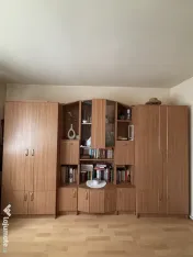 Mobilier de living din PAL melaminat cu decor stejar auriu.