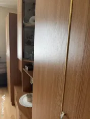 Mobilier de living din PAL melaminat cu decor stejar auriu.